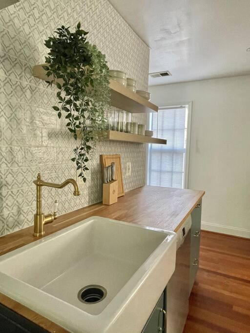 Brand New, Cozy, Modern, One-Bedroom Apartment Falls Church Exteriör bild